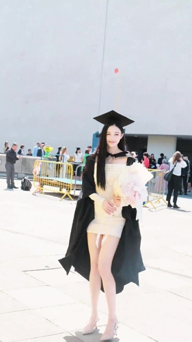 好漂亮啊!李明女儿发视频庆祝硕士毕业,考虑从事足球领域吗? 好漂亮啊!李明女儿发视频庆祝硕士毕业,考虑从事足球领域吗?